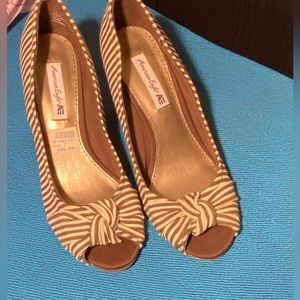 NWOB American Eagle tan and white striped wedge 7